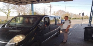 A încercat să treacă frontiera cu un permis fals asupra sa