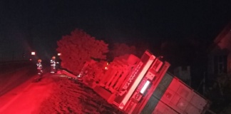 Camion încărcat cu lemne, răsturnat în șanț, noaptea trecută, la Huși