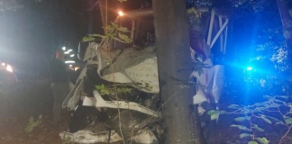 Tânăr de 28 de ani, pasager în dreapta șoferului, decedat în accident, după ce șoferul a „înfipt” mașina într-un copac