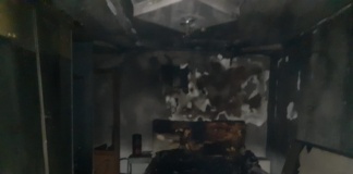 10 bârlădeni evacuați din case, după ce un apartament nelocuit de la parter a luat foc
