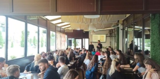 Sute de liceeni vasluieni, la o pizza și o carte cu conținut moral-religios