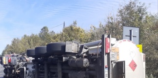 Autocamion răstunat pe dealul Dobrina. Pericol de incendiu