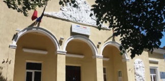 Negreștenii, invitați la teatru