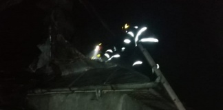 Biserică din Stănilești, veche de peste 70 de ani, curpinsă de flăcări