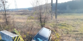 Accident pe drumul spre Buhăești: a ajuns cu mașina în șant