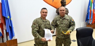 Comandantul Regimentului 52 Artilerie Mixtă din Bârlad, decorat cu „Emblema de Merit în Slujba Păcii clasa a III-a”