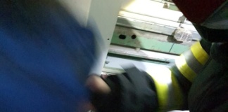Trei vasluieni, printre care un copil, salvați de pompieri dintr-un lift blocat