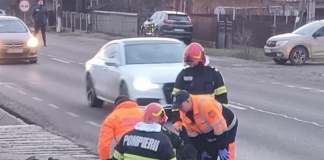 Un motociclist de 21 de ani a intrat cu viteză într-un autoturism