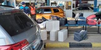 Pretinzând că este diplomat, a vrut să treacă frontiera 8.000 de pachete de țigări de contrabandă
