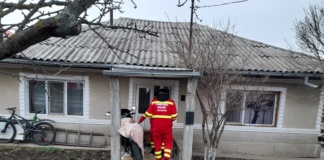 Patru familii greu încercate, vizitate de Moș Crăciun și voluntarii SMURD