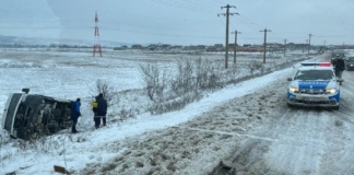 Microbuz cu șase persoane la bord, răsturnat în șanț la Zorleni