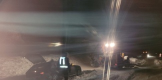 Polițiștii de frontieră au scos din nămeți patru mașini cu nouă pasageri