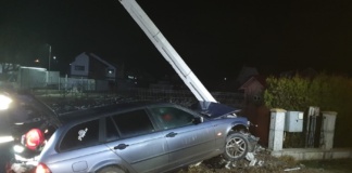 Femeie rănită după ce a intrat cu mașina într-un stâlp la Muntenii de Jos