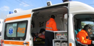 Copil de 8 ani transportat la spital după ce o poartă de fotbal s-a răsturnat peste el la Dragomirești
