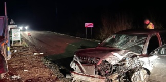 Autoturism intrat sub un camion parcat, la Bălteni