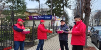 Pesediștii vasluieni au dăruit flori de 1 Martie
