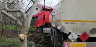 O familie din Râșești, comuna Drânceni, s-a „trezit” cu o autocisternă în curte