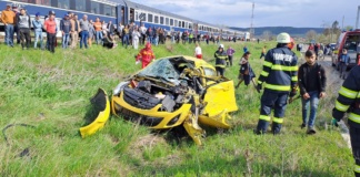 Accident pe calea ferată de la Roșiești: un autoturism lovit de tren