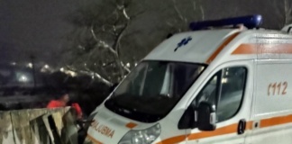 Din cauza „iernii din aprilie”, o ambulanță a ajuns în gard