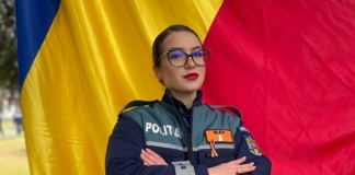 Elevă la școala de poliție, felicitată de polițiști după ce a găsit și returnat un rucsac și bani