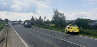 Accident la Băcăoani: o mașină a ajuns într-un șant, iar alta în celălalt