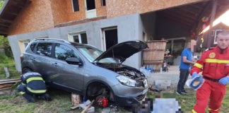 A murit după ce mașina pe care o repara a căzut peste el