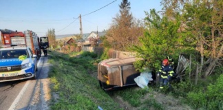 Mașină răsturnată în șanț la Costești, două victime