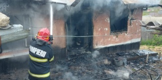Și-a dat foc la casă, iar pompierii s-au luptat o oră și jumătate să stingă incendiu