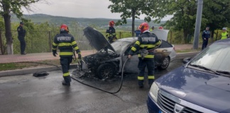 O mașină a luat foc în mers pe străzile Vasluiului