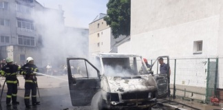 Autoutilitară staționată în Bârlad, distrusă de flăcări