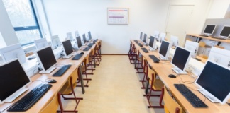 Zeci de școli din județ vor fi mobilate și dotate cu echipamente digitale prin PNRR