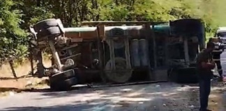 Autocamion răsturnat la Secuia. Șoferul a ajuns la spital