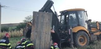 Bărbatul îngropat sub un mal de pământ a fost salvat