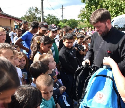 A debutat a IX-a ediție a Programului eparhial „Un ghiozdan pentru noul an școlar”, în Episcopia Hușilor