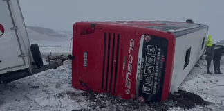 Autocar cu 40 de pasageri, răsturnat la Costești. Pasagerii s-au autoevacuat. 15 victime
