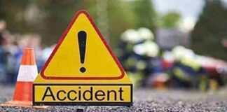 Adolescente lovite de un autoturism în timp ce mergeau pe marginea unui drum