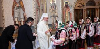 Grupul vocal folcloric „Floarea Dorului” de la Palatul Copiilor l-a colindat pe Patriarhul Daniel