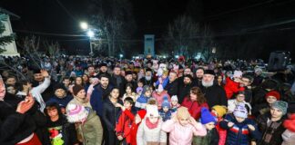 Aproape 1.500 de copii au primit cadouri în curtea Catedralei din Huși
