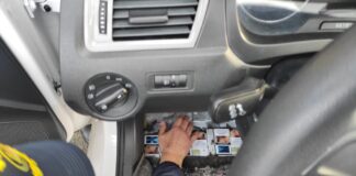 Un moldovean voia să intre în țară cu 528 pachete de țigări de contrabandă ascunse în podeaua mașinii
