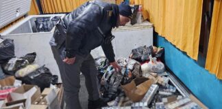 Țigări de contrabandă, ascunse în colete pentru a fi trecute frontiera și vândute pe piața neagră