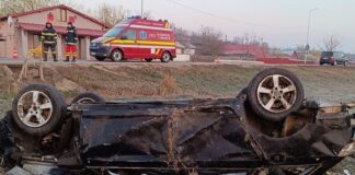 Mașină răsturnată la Oțetoaia. Șoferul găsit decedat la 25 de metri de autoturism