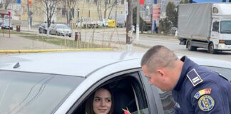 Polițiștii, jandarmii și pompierii au celebrat Ziua Internațională a Femeii oferind flori