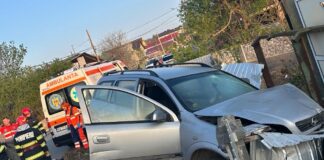 Șofer de 60 de ani, găsit mort la volan după ce a intrat cu mașina în șanț