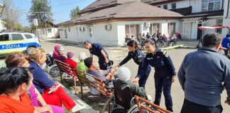 Acțiune umanitară a polițiștilor: Cadouri pentru pacienții unui centru medico-social din Bârlad