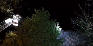Bărbat urcat pe poarta fostei IRB Bârlad, la peste 6 metri, salvat de pompieri