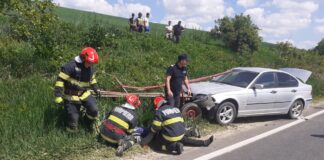 Accident cu trei victime între Todirești și Dumești. Un autoturism a rupt o căruță. Mama și doi frați gemeni transporatați la Urgențe