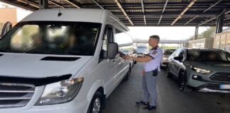 Un șofer cu două cărți de identitate, ambele false