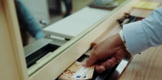 Deprecierea leului se vede în prețuri, rate și comportamentul de consum