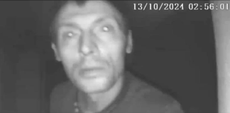Căutat după ce a intrat noaptea în mai multe blocuri cu un cuțit forțând ușile apartamentelor