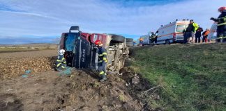 Autocamion încărcat cu cereale, răsturnat pe marginea drumului. Șoferul a rămas blocat în cabină